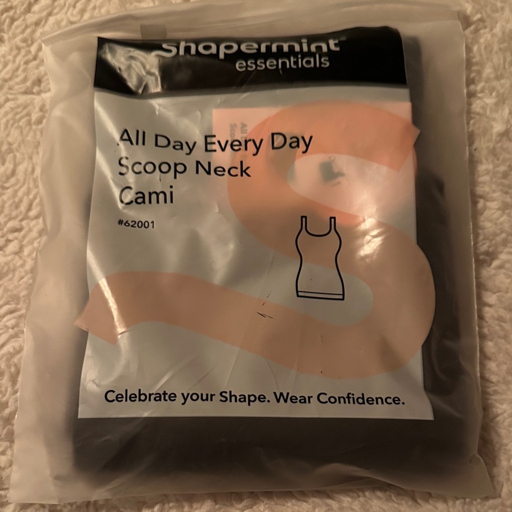 Shapermint Essentials Black Scoop Neck Cami